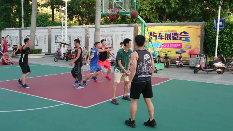 Шэньчжэнь, Китай: мужчины играют в баскетбол как фитнес-спорт