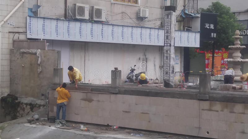 Шэньчжэнь, Китай: работники в строительной конструкции