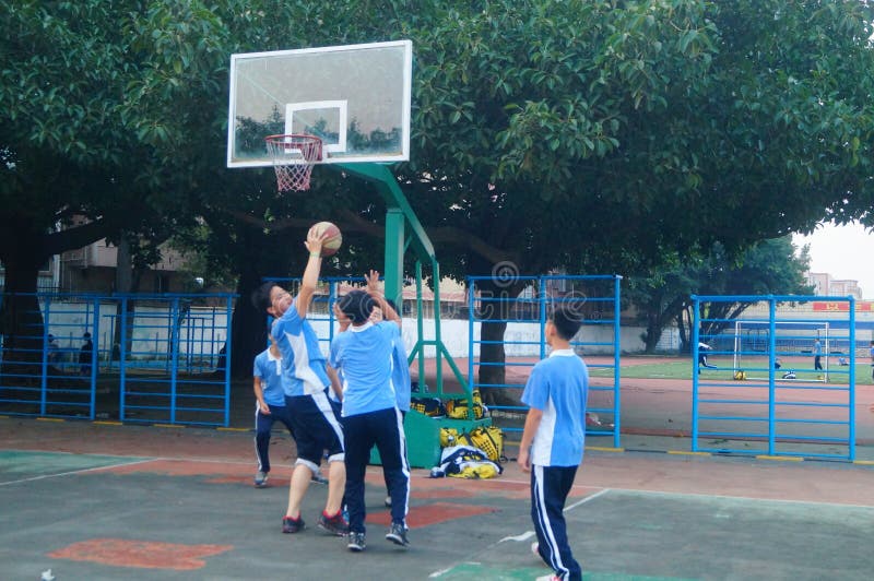 Шэньчжэнь, Китай: студенты средней школы играя баскетбол
