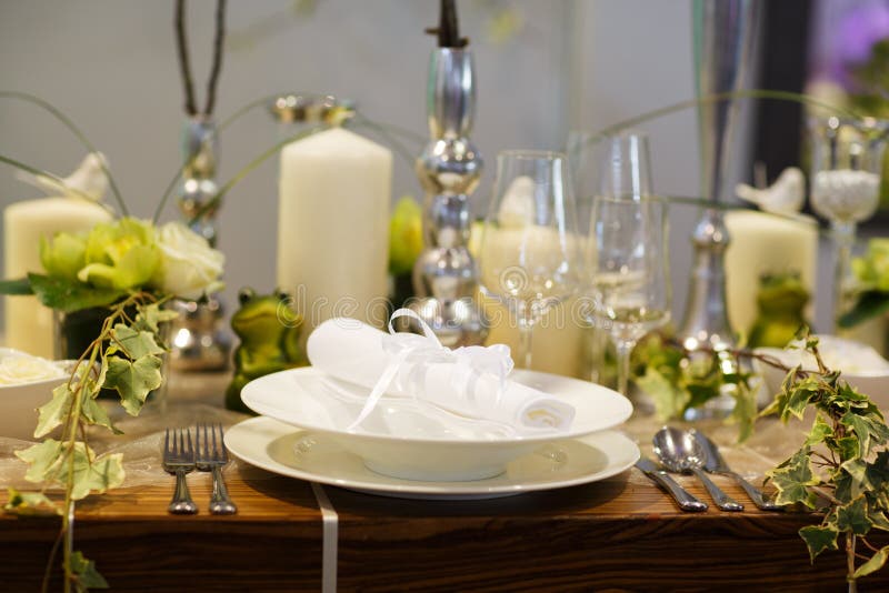 Download Элегантная таблица установила для партии Wedding или события Стоковое Изображение - изображение насчитывающей обед, еда: 37925965