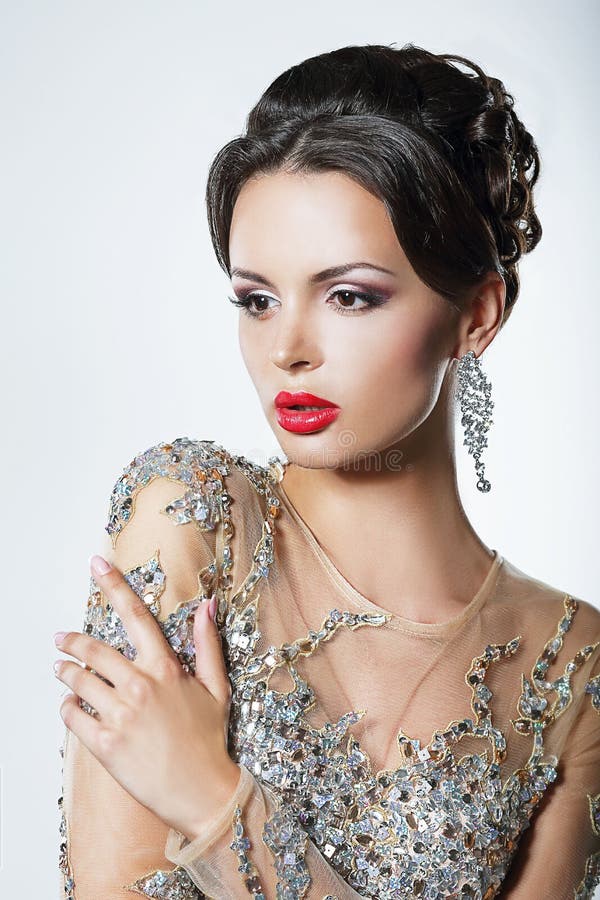 Элегантность. Роскошная хорошая смотря женщина в платье с Sequins и драгоценностями стоковое изображение Элегантность. Роскошная хорошая смотря женщина в платье с Sequins и драгоценностями стоковое изображение