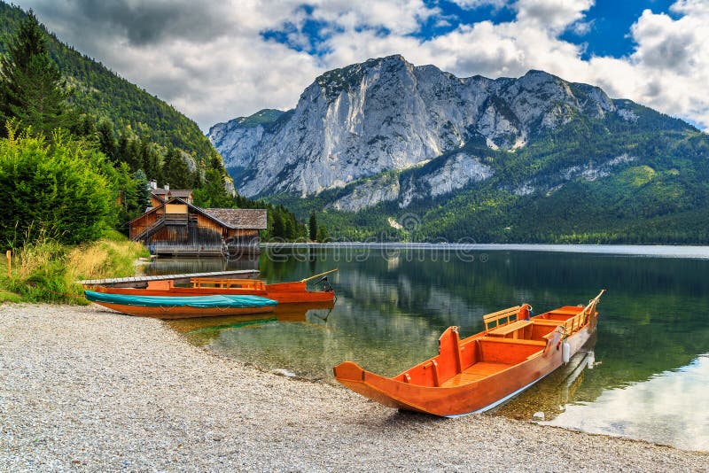 Эллинг и деревянные шлюпки на озере, Altaussee, Salzkammergut, Австрии стоковое изображение Эллинг и деревянные шлюпки на озере, Altaussee, Salzkammergut, Австрии стоковое изображение