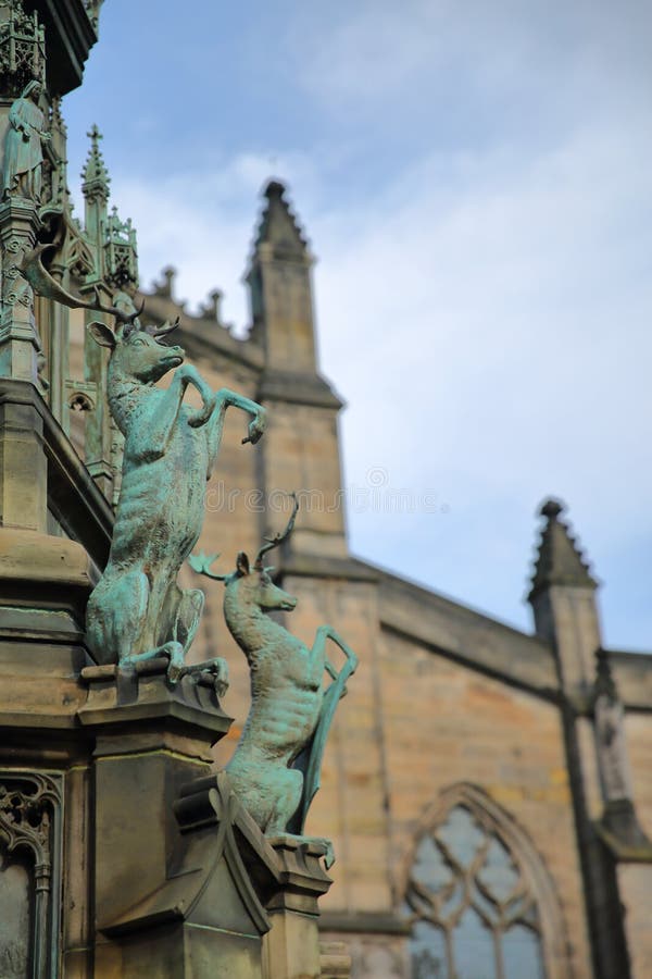 ЭДИНБУРГ, SCOTLANDÂ: Кирка собора St Giles высокая Эдинбурга с герцогом статуи Buccleuch Вальтера Скотта на переднем плане стоковые изображения ЭДИНБУРГ, SCOTLANDÂ: Кирка собора St Giles высокая Эдинбурга с герцогом статуи Buccleuch Вальтера Скотта на переднем плане стоковые изображения