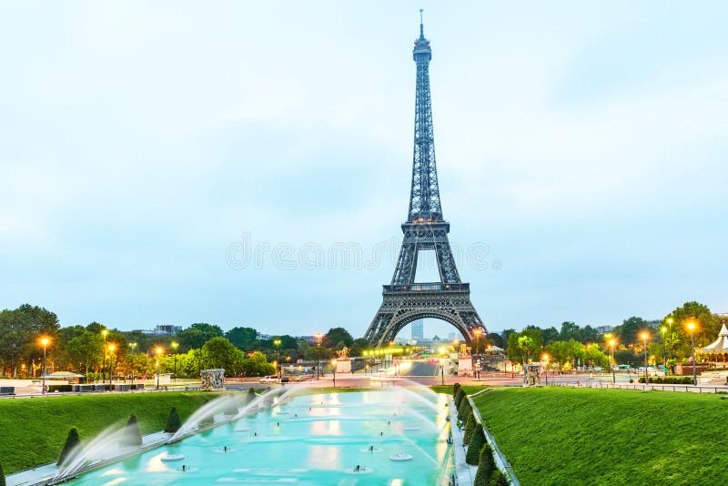 Эйфелева башня Парижа на восходе солнца осмотренном от Jardins du Trocadero в Париже, Франции стоковое изображение