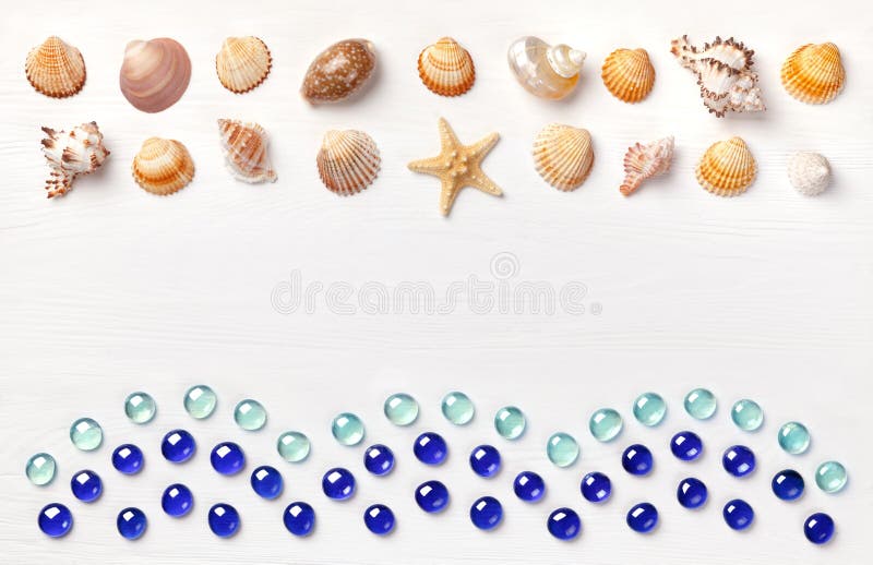 Экзотические раковины моря и стеклянное beadson белая деревянная предпосылка Концепция праздников перемещения и пляжа лета Плоско стоковое изображение Экзотические раковины моря и стеклянное beadson белая деревянная предпосылка Концепция праздников перемещения и пляжа лета Плоско стоковое изображение