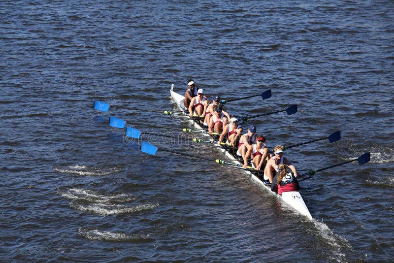 Экипаж rowing Атланты младший участвует в гонке в голове молодости 8 ` s людей регаты Чарльза стоковые фото Экипаж rowing Атланты младший участвует в гонке в голове молодости 8 ` s людей регаты Чарльза стоковые фото