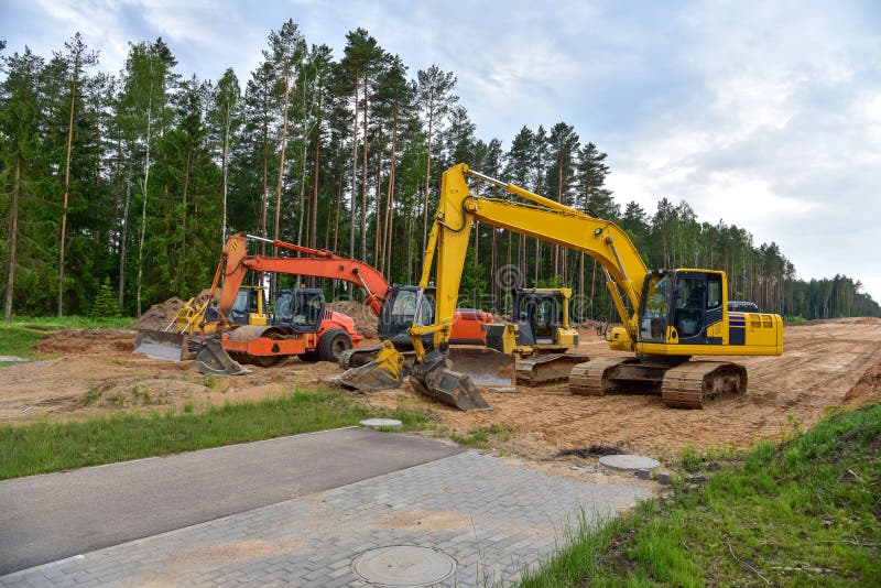 Экскаватор бульдозера и compactor почвы на дорожной работе. Тяжелые earthmoving строительная техника и оборудование в ходе земли стоковые изображения