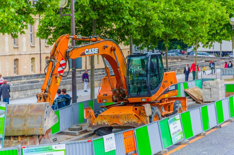 Экскаватор в месте contruction, Париж, Франция стоковое изображение Экскаватор в месте contruction, Париж, Франция стоковое изображение