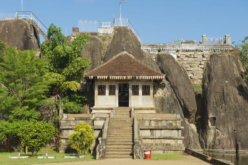 Экстерьер входа к виску утеса Isurumuniya в Anuradhapura, Шри-Ланке стоковая фотография rf Экстерьер входа к виску утеса Isurumuniya в Anuradhapura, Шри-Ланке стоковая фотография rf