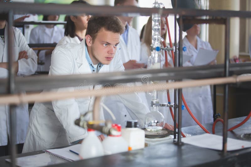 Экстрактор Soxhlet Перколятор-боилер и рефлюкс Кольцо фильтровальной бумаги, механизм сифона и холодная вода обеспечивая циркуляц стоковые изображения rf Экстрактор Soxhlet Перколятор-боилер и рефлюкс Кольцо фильтровальной бумаги, механизм сифона и холодная вода обеспечивая циркуляц стоковые изображения rf