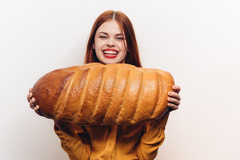 Эмоциональная женщина, открытие ее продукт муки голода рта широкий буханки хлеба стоковые изображения