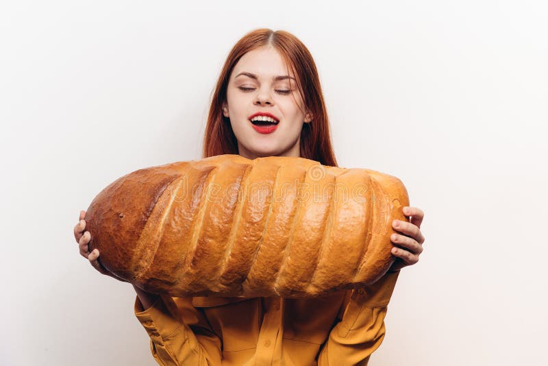 Эмоциональная женщина, открытие ее продукт муки голода рта широкий буханки хлеба стоковые изображения