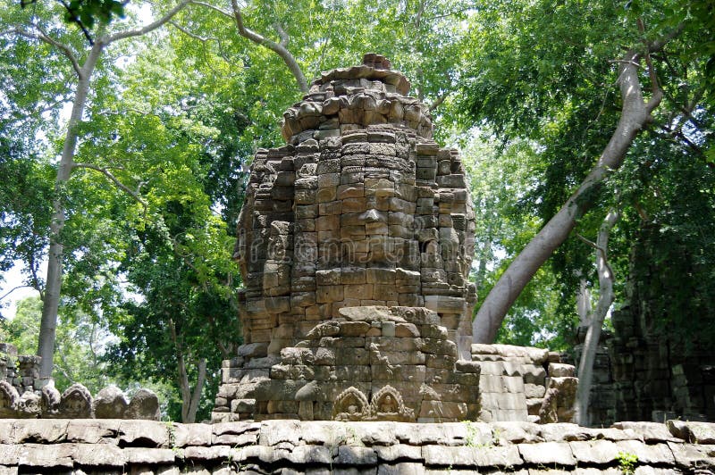 Энигматичные сторон-башни (улыбка Bayon) виска Banteay Chhmar стоковая фотография Энигматичные сторон-башни (улыбка Bayon) виска Banteay Chhmar стоковая фотография