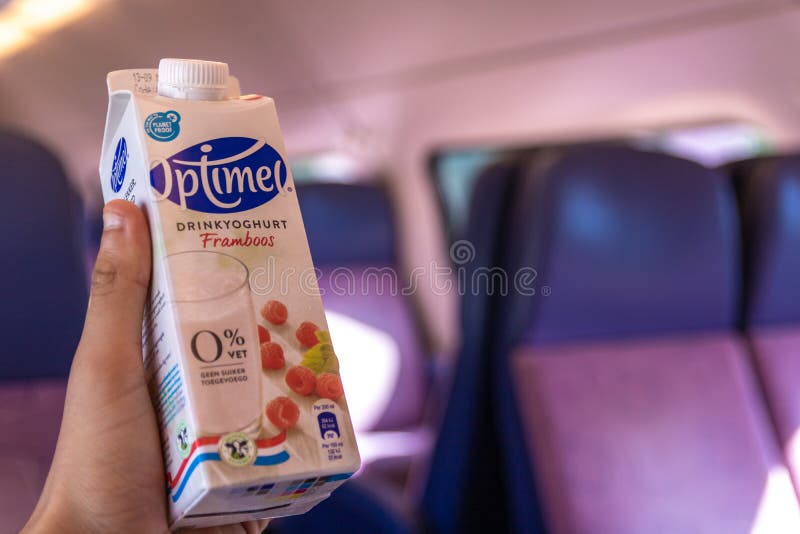 Энхуизен, Нидерланды - 24 августа 2019 года: в поезде представлен optimel drinkyogurt используется в качестве здорового путешеств стоковое фото Энхуизен, Нидерланды - 24 августа 2019 года: в поезде представлен optimel drinkyogurt используется в качестве здорового путешеств стоковое фото