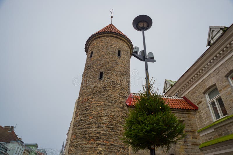 эстония tallinn Известные ворота Viru ориентира в уличном освещении старый городок Популярное touristic место стоковое изображение rf эстония tallinn Известные ворота Viru ориентира в уличном освещении старый городок Популярное touristic место стоковое изображение rf