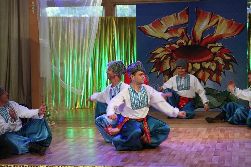 Этап n ¾ Ð танцоры и певицы, актеры, члены хора, танцоры корпуса de балета, певец-соло украинского казацкого ансамбля стоковые изображения rf Этап n ¾ Ð танцоры и певицы, актеры, члены хора, танцоры корпуса de балета, певец-соло украинского казацкого ансамбля стоковые изображения rf