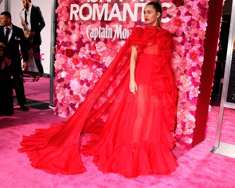 Это романтическая мировая премьера. Лос-Анджелес 11-ое февраля : Miley cyrus на нет его романтическая мировая премьера в театре отеля ace 11-ого февраля 2019 в Лос-Анджелесе, калифорния