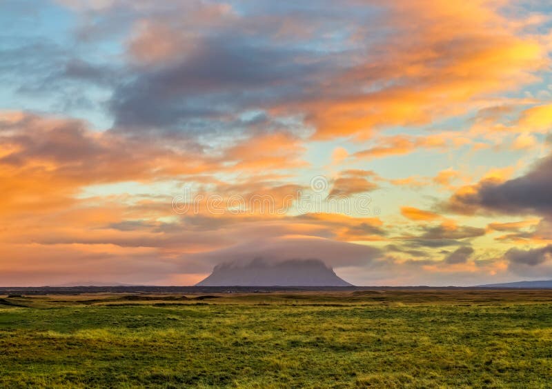Эффектный восход солнца в Исландии с держателем Hekla предусматриванным в ora стоковая фотография Эффектный восход солнца в Исландии с держателем Hekla предусматриванным в ora стоковая фотография