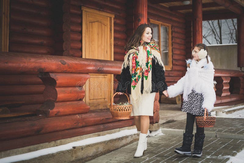любить семьи счастливый мать и девушки идут совместно, говорят и прижимаются стоковое изображение rf любить семьи счастливый мать и девушки идут совместно, говорят и прижимаются стоковое изображение rf