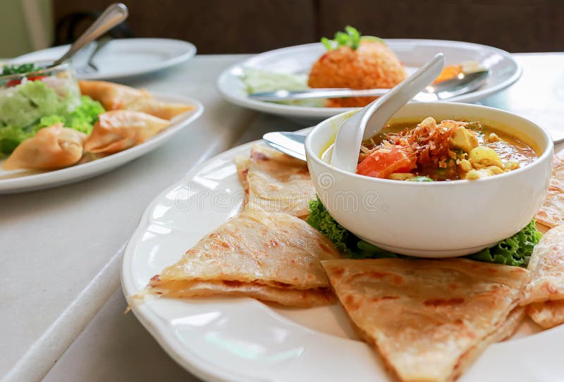 Южное плоское roti хлеба, с карри стоковая фотография rf Южное плоское roti хлеба, с карри стоковая фотография rf