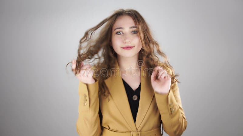 юная леди, позирующая для фотоаппарата, улыбается и веселится, дурачится на белом фоне акции видеоматериалы