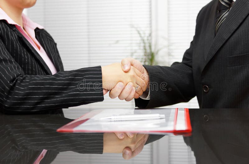 Юрист и клиент handshaking после успешной встречи стоковые изображения Юрист и клиент handshaking после успешной встречи стоковые изображения