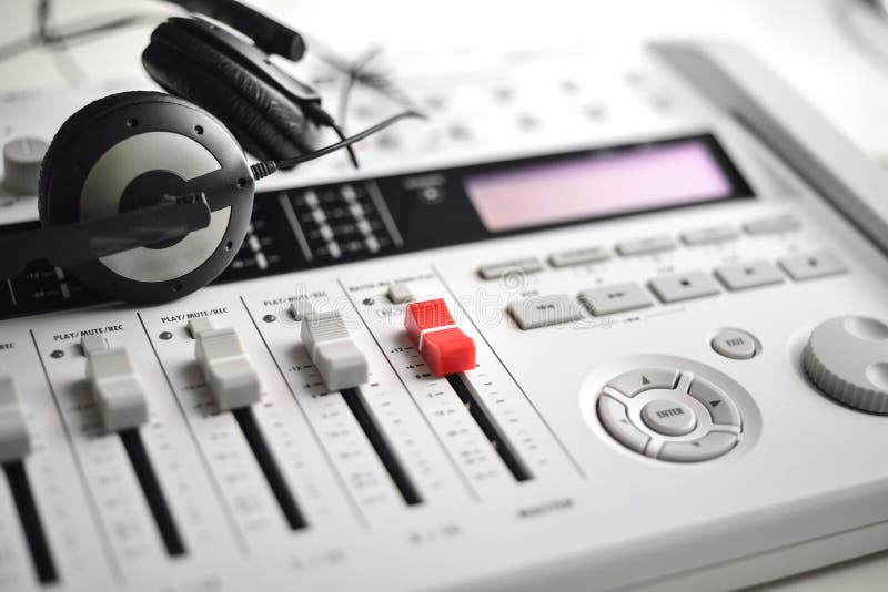 Ядровый смеситель с наушниками предохранителя звука hi-fi стоковая фотография Ядровый смеситель с наушниками предохранителя звука hi-fi стоковая фотография