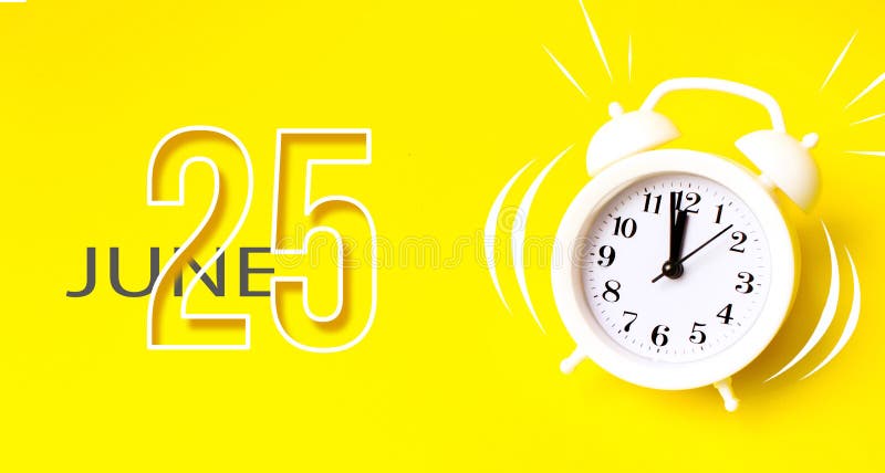 25-я юня. день 25 месяца. белый будильник с календарным днем на желтом фоне. минималистская концепция времени. минималистская концепция рабочего времени. концепция летнего месяца.
