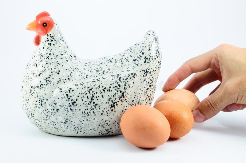 Яичко самосхвата от белой керамической курицы стоковое фото Яичко самосхвата от белой керамической курицы стоковое фото