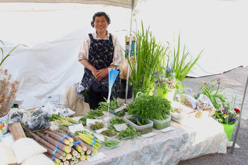 Японская женщина продает рынок утра овощей, Takayama, Японию стоковые изображения rf Японская женщина продает рынок утра овощей, Takayama, Японию стоковые изображения rf