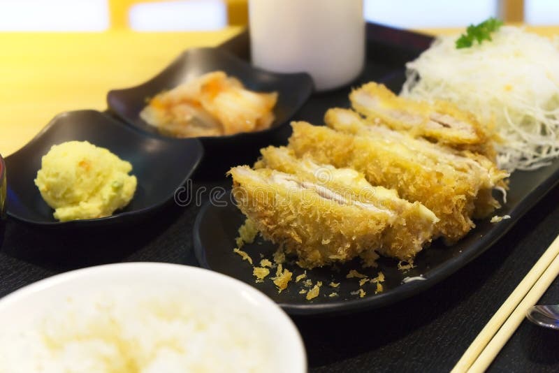 Японская кухня, свинина с едой известной, сыром Tonkatsu котлеты сыра глубокой зажаренной японской Tonkatsu служило с рисом и сал стоковые фотографии rf Японская кухня, свинина с едой известной, сыром Tonkatsu котлеты сыра глубокой зажаренной японской Tonkatsu служило с рисом и сал стоковые фотографии rf
