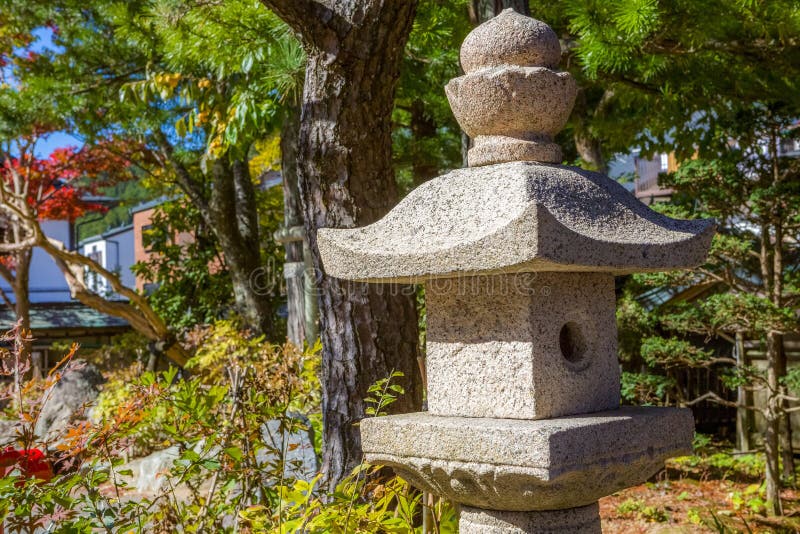 Каменные фонари в японском саду - 46 фото