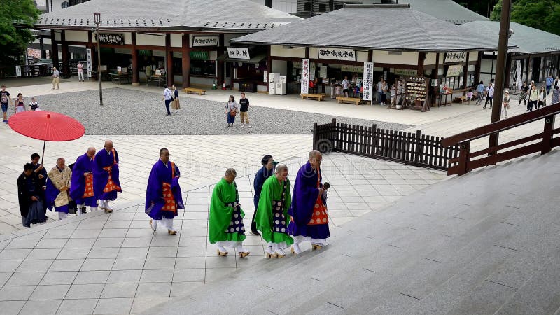 Японский монах присутствуя на молитве воскресенья