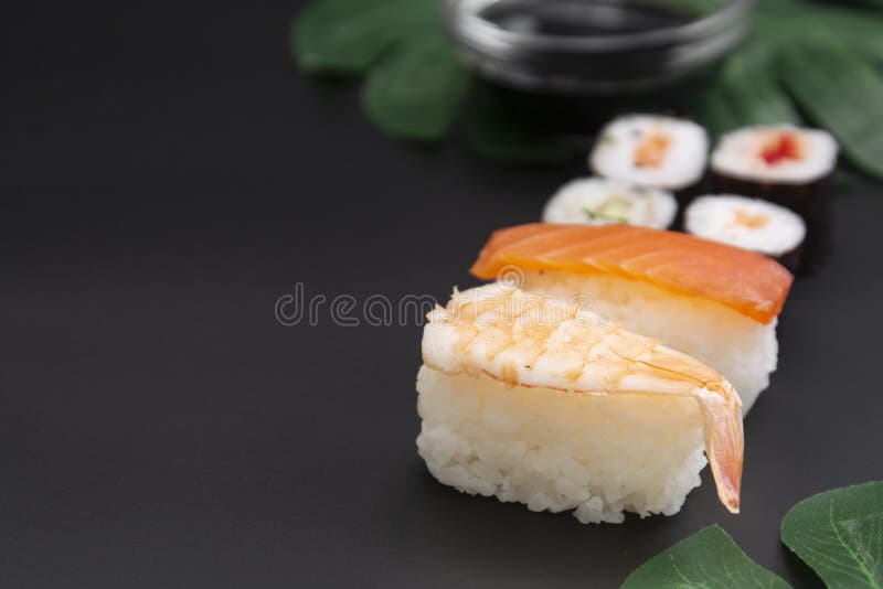 Японский суши из морепродуктов на черном фоне изолирован, скопировать пространство стоковые фотографии rf Японский суши из морепродуктов на черном фоне изолирован, скопировать пространство стоковые фотографии rf