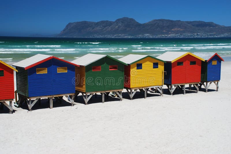 Хаты пляжа в Muizenberg, Южно-Африканская РеспублЍ стоковое фото rf Хаты пляжа в Muizenberg, Южно-Африканская РеспублЍ стоковое фото rf