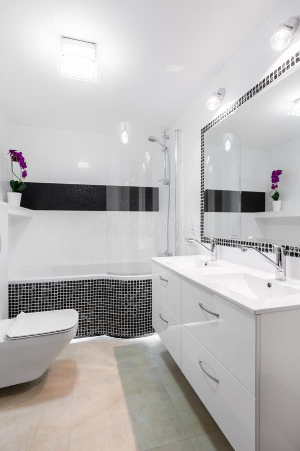 Яркий bathroom внутренний с небольшими плитками стоковое фото rf Яркий bathroom внутренний с небольшими плитками стоковое фото rf