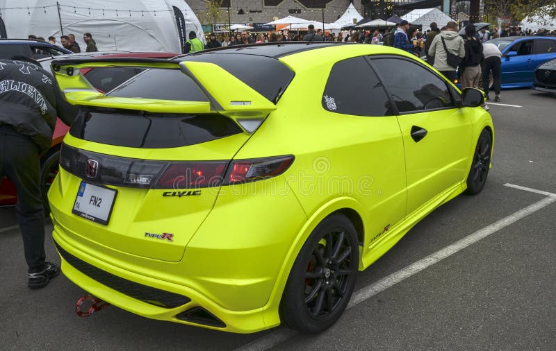 Яркий неоновый зеленый Honda Civic Type R FN2 стоковые изображения rf