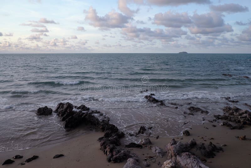 Ярко чистое голубое небо и море летом стоковая фотография