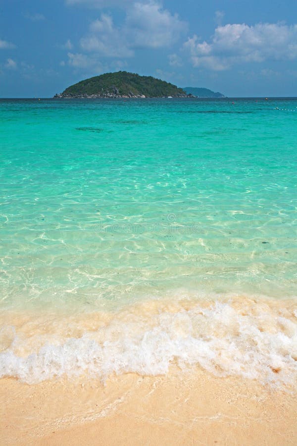 Ясная вода и белый песок на острове Similan стоковое фото Ясная вода и белый песок на острове Similan стоковое фото