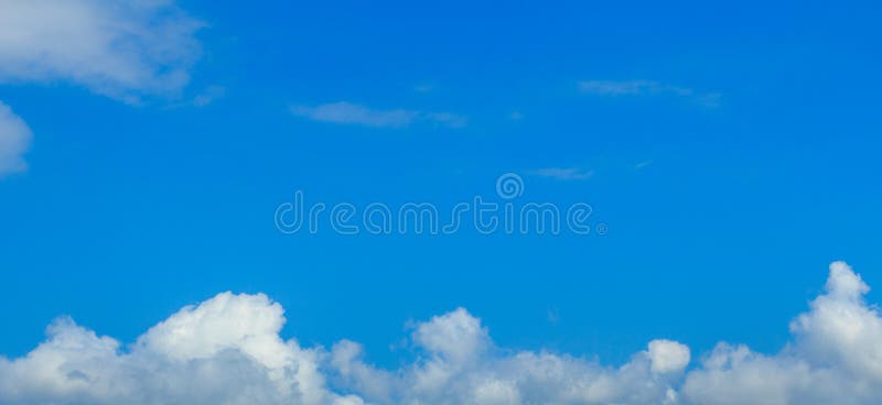 Ясное голубое небо с белыми облаками безоблачное небо Голубое небо с a ...