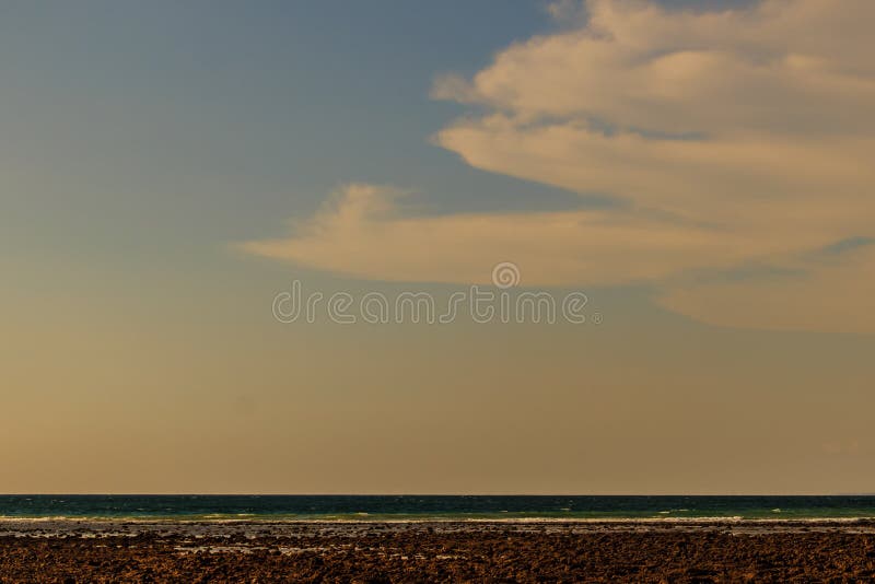 Ясное голубое небо с белыми облаками безоблачное небо Голубое небо с a ...