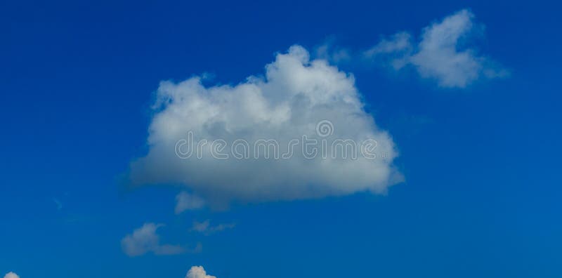 Ясное голубое небо с белыми облаками безоблачное небо Голубое небо с A ...