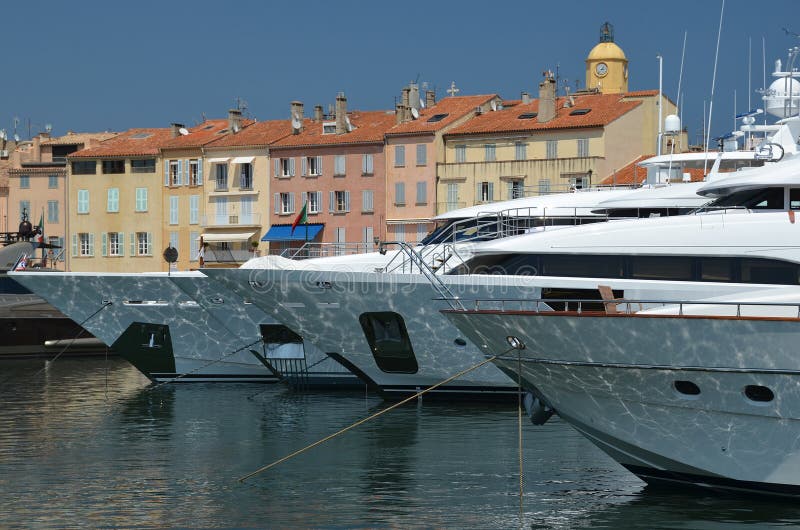 Яхты поставленные на якорь в гавани St Tropez стоковая фотография rf
