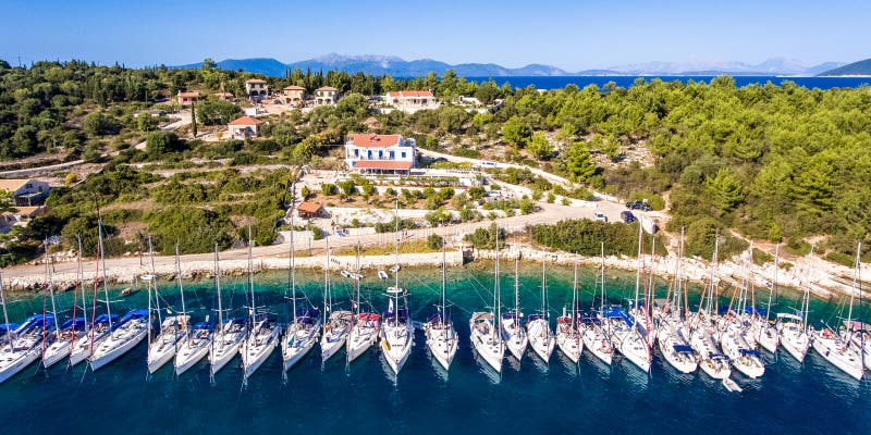 Яхты поставленные на якорь в заливе на Fiskardo Kefalonia Греции стоковые изображения