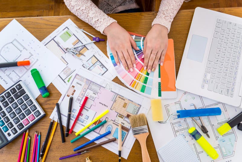 ‘Concepto del lugar de trabajo de los diseñadores ‘en una tabla de madera imagenes de archivo ‘Concepto del lugar de trabajo de los diseñadores ‘en una tabla de madera imagenes de archivo