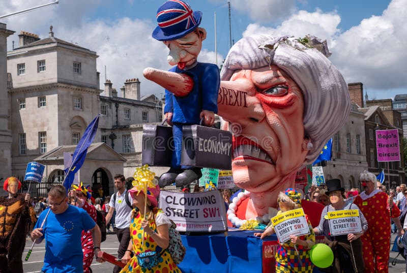 ‘Marzo para el cambio ‘que los manifestantes antis-Brexit demuestran en Londres con una efigie de Theresa May se vistió para arri