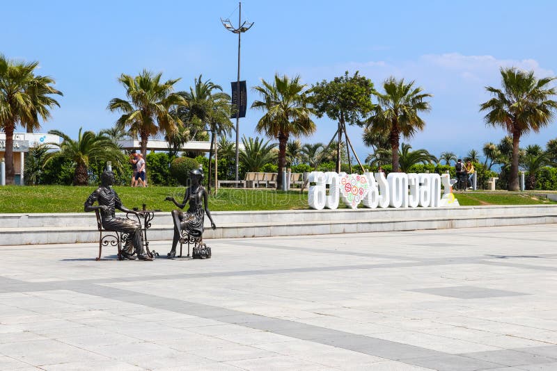 ‘Yo, usted y ‘escultura e inscripción ‘de Batumi amo Batumi ‘en georgiano en el terraplén de Batumi fotografía de archivo ‘Yo, usted y ‘escultura e inscripción ‘de Batumi amo Batumi ‘en georgiano en el terraplén de Batumi fotografía de archivo