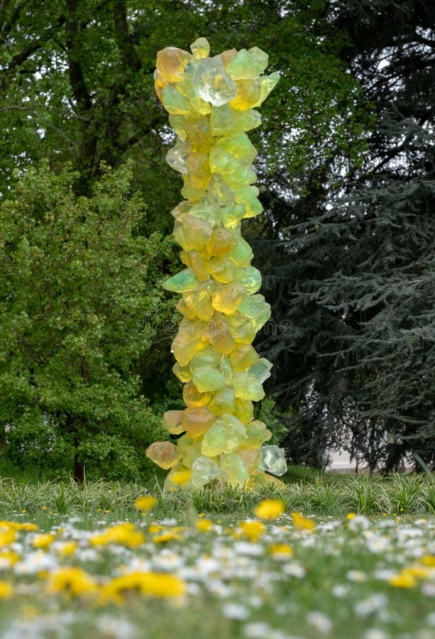 ?Calce Crystal Tower ?ai giardini di Kew, parte ?riflessioni della mostra sulla natura ?dall'artista di vetro americano Dale Chih fotografia stock ?Calce Crystal Tower ?ai giardini di Kew, parte ?riflessioni della mostra sulla natura ?dall'artista di vetro americano Dale Chih fotografia stock