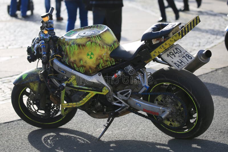 “Motociclo su ordinazione di progettazione nucleare “sul quadrato del palazzo su una sera soleggiata fotografia stock “Motociclo su ordinazione di progettazione nucleare “sul quadrato del palazzo su una sera soleggiata fotografia stock