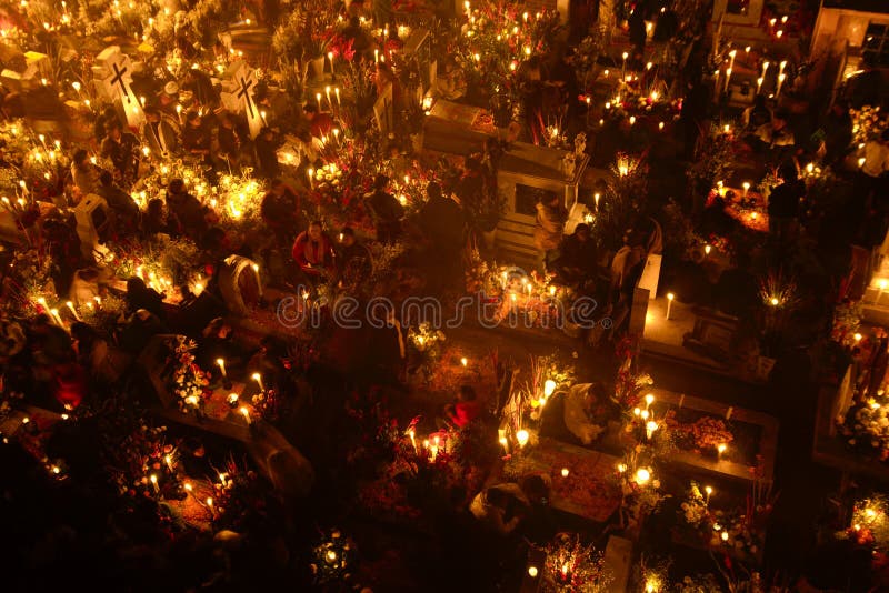 ‰ S MIXQUIC, MESSICO DI SAN ANDRÃ - NOVEMBRE 2012: Commemorazioni annuali conosciute come il ` di Alumbrada della La del ` durant fotografie stock ‰ S MIXQUIC, MESSICO DI SAN ANDRÃ - NOVEMBRE 2012: Commemorazioni annuali conosciute come il ` di Alumbrada della La del ` durant fotografie stock